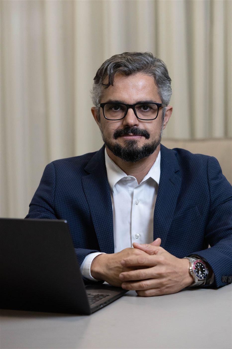 Fábio Silva, advogado, em atendimento