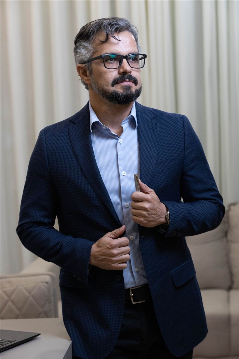 Fábio Silva, advogado, em pé em seu escritório