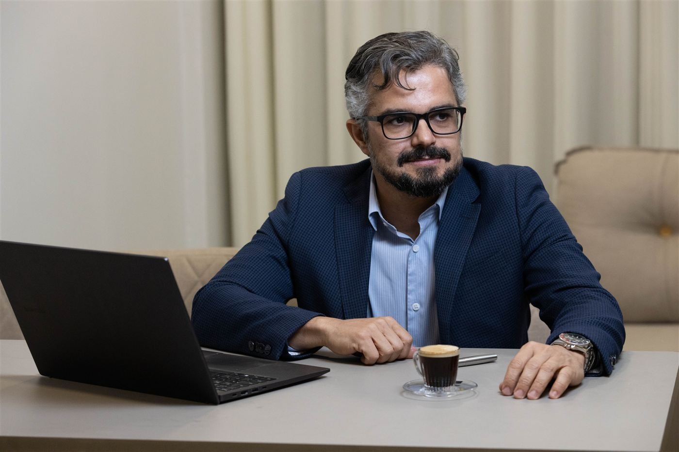 Fábio Silva, advogado, à mesa de trabalho